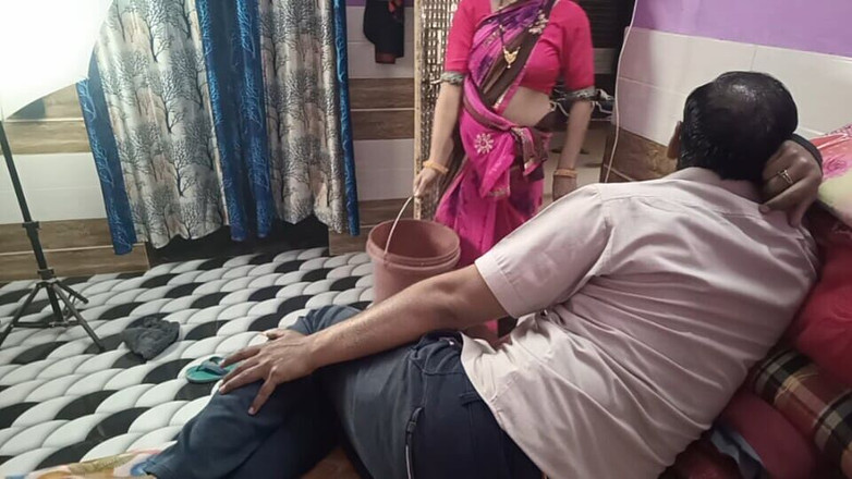 Pyaripooja22: 若いメイドが部屋に入るとすぐに、オーナーは彼女をつかまえて彼女をファックします