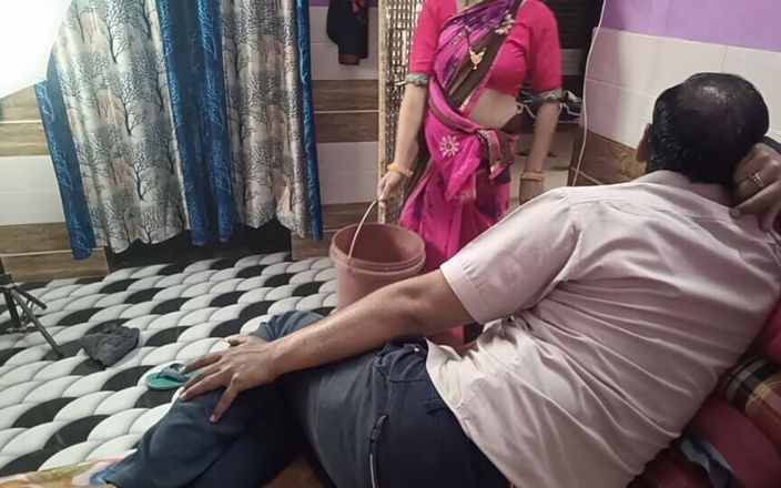 Pyaripooja22: Saat pembantu nakal ini masuk ke kamar, malah mergoli memeknya...