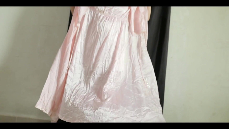 deafheaven666: Indonésia menina com uma bunda grande experimentando um novo vestido...