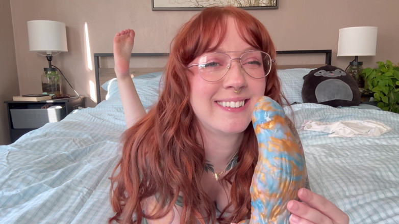 luxury_slut: Getatoeëerde babe vernielt haar poesje met een enorme slechte draak