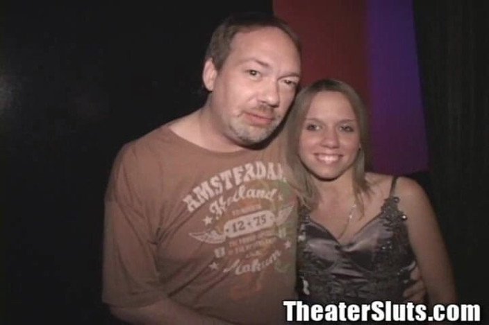 Theater Sluts: Gadis mungil dengan toket mungil lagi asik muasin kontol pria...