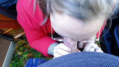 CharnElle: Riskantní venkovní kouření poblíž silnice s výstřikem na obličej