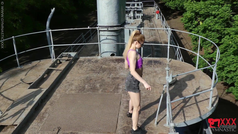 Gymnastic: Aventure souple sur un navire avec une robe sexy
