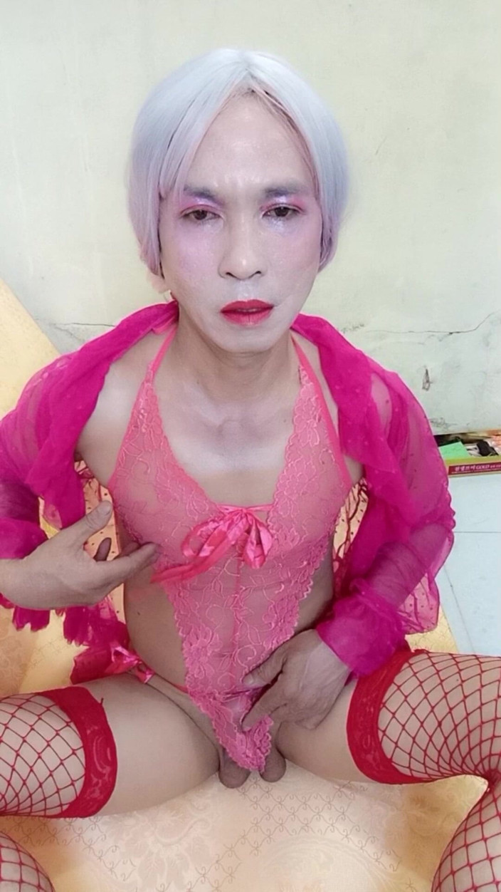 nguyen dang thien tri: Transgênero Oanh Le usa roupas pornô sensuais e faz uma...