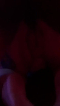 Appuntamento sul divano rosso con una moglie sexy
