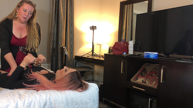 Sissy Bailey Wilde: Чоловік фемінізований сусідом по кімнаті як дисципліна