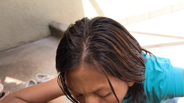 Moo DBOXXX: Bà mẹ đơn thân bán kẹo trên đường phố bú cu của...