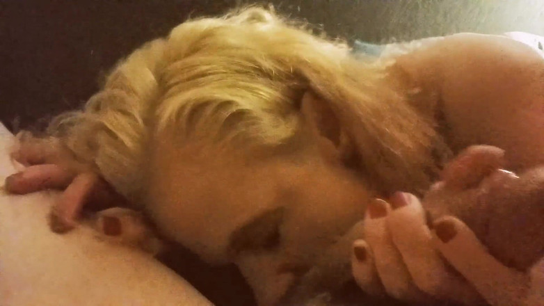 Bombstick and Trouble: Sexig blond milf knullas i ansiktet