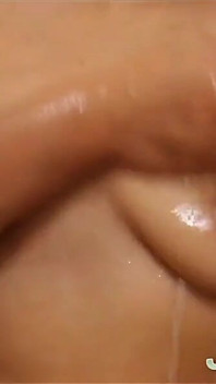 Des bulles et des seins ! Juste ce que le titre dit bulles et seins. Je profite de mon bain rebondi et j’ai pensé que mes seins ont l’air grea
