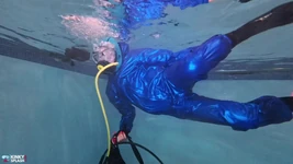 Tüplü dalış lucy: sualtı striptizi