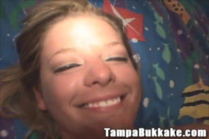 Tampa Bukkake: Anální blondie Velká prsa Bukkake Gangbang Ložnice Velká přírodní prsa...