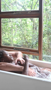 Romantico amore fare nella giungla dopo essersi ripreso dalla festa dopo la festa di un after party