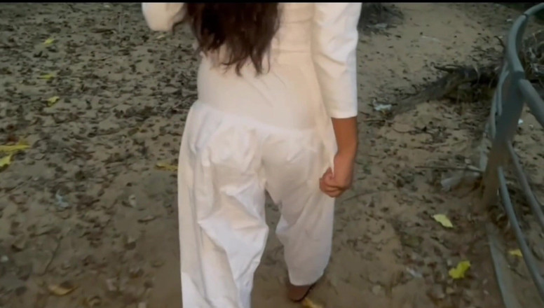 Pihu bhabhi: Indická vesnická sexy vysoká škola Desi dívka šuká v lese