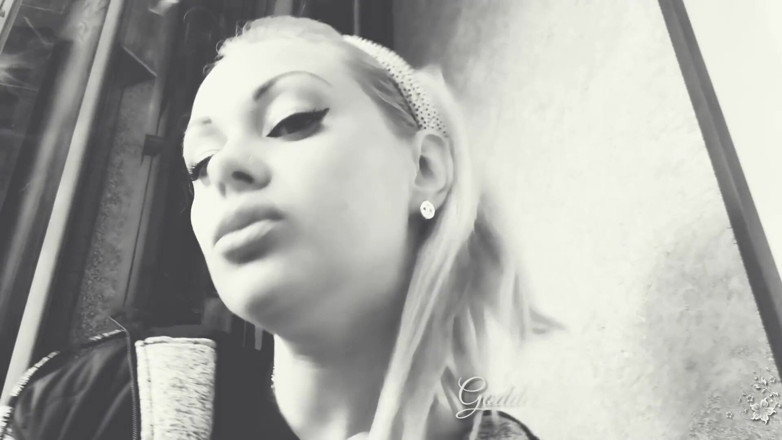 Goddess Misha Goldy: Total fumante