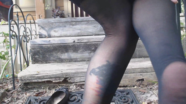 PandoraSG: Piochage de pieds en plein air dans les escaliers dans...