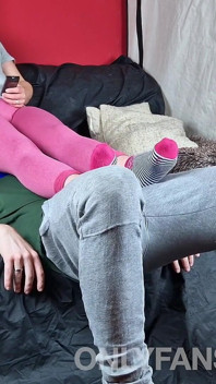 Seduta in faccia amatoriale e ballbusting con calze e leggins
