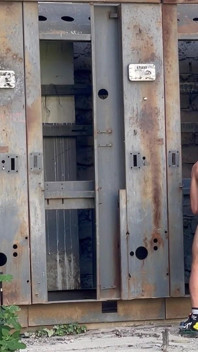 Twink-ul naiv s-a îndrăgostit de bărbatul chipegeș și s-a dat lui într-o casă părăsită – și-a terminat toată fața
