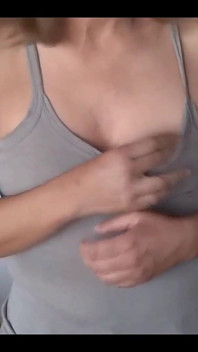 Moja podekscytowana 58-letnia żona pokazuje swoje pyszne cycki do masturbacji - Ardientes69