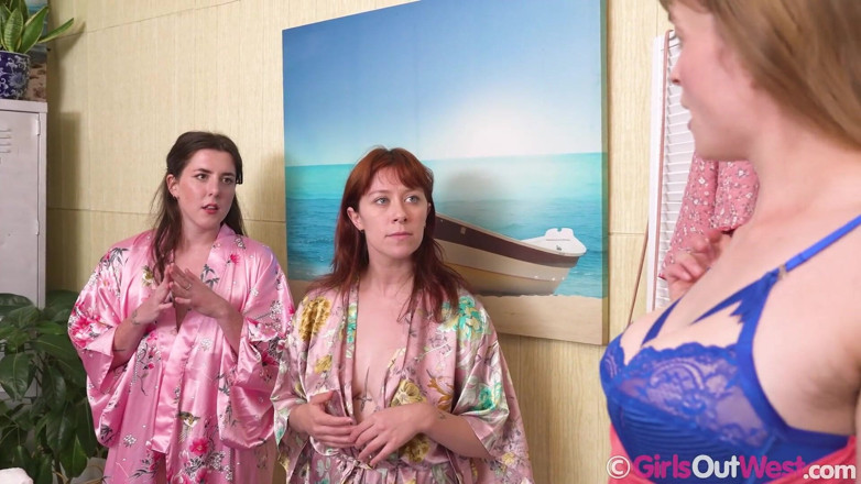 Girls Out West: Laney, blonde poilue, jouit en se faisant doigter la chatte...