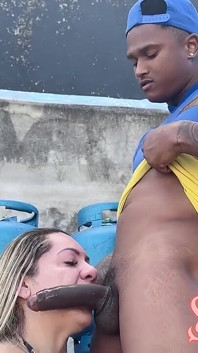 Suzie Slut Saiu Para Comprar Gas Usando Apenas Um Vestido Sem Calcinha O Atendente Nao Conseguiu Resistiu Comeu Cuzinho Dela