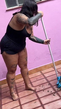 El Vecino Fue a Ayudar a La Chica Gordita a Barrer El Patio Y Terminó Recibiendo Una Mamada En El Coño: Lady MILF Y Rotten Venus