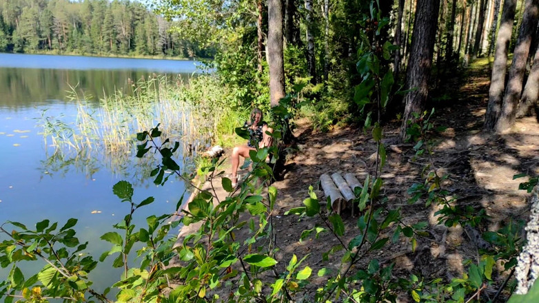 S-Wife Katy: Die schönheit streichelte ihre muschi an einem schönen ort und...
