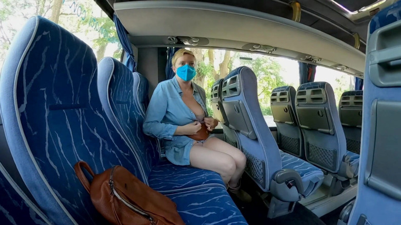 Mature_cunt: Exhibicionistka MILF se obléká v autobuse a má orgasmus se...