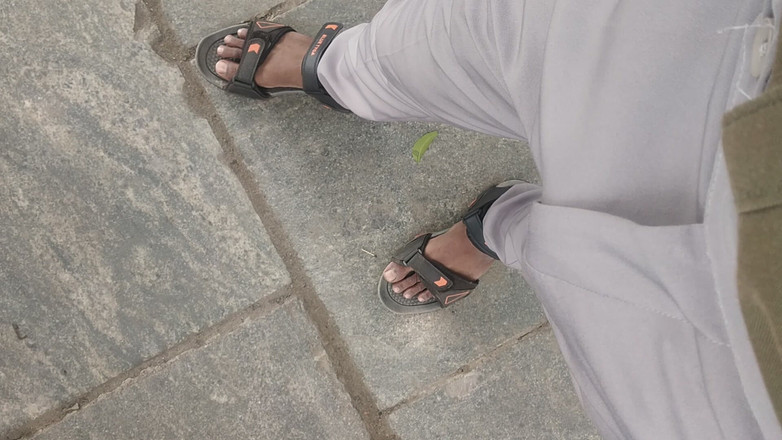 Tamil 10 inches BBC: Tamilteninches grande nero in piedi sull'autobus