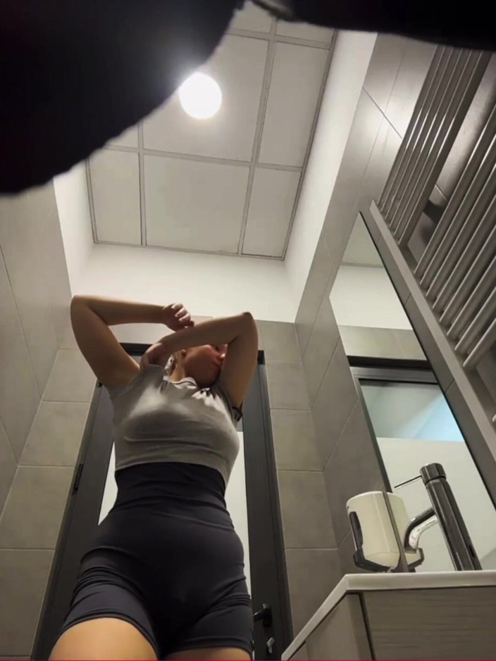 JuiceLussie: Première baise dans les toilettes publiques