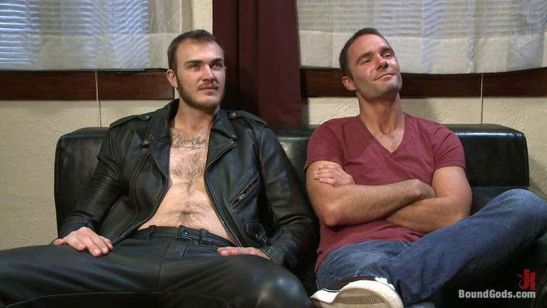 Bound gods: Отчим в коже делает домашний звонок в бондаже