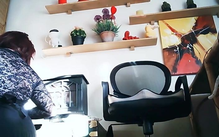 Nicoletta Embassi: इतालवी सौतेली मम्मी अपनी पेंटीहोज को के रस से भर देती है