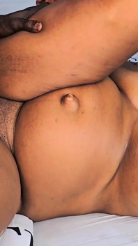Milf met grote tieten kon het niet weerstaan aan Mr Pato van 23 centimeter grote pik