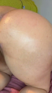 Camgirl s tlustým tělem zvlhne kundičku