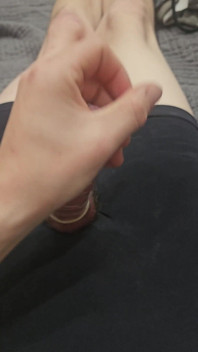Liten femboy crossdresser kommer inuti hans kondom efter runkande