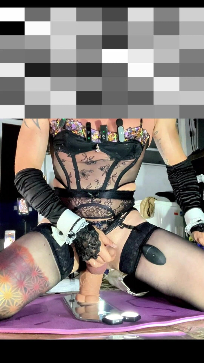 Benito414: かわいいTガールのシシー、セクシーな黒いストッキングで大きなディルドに乗る