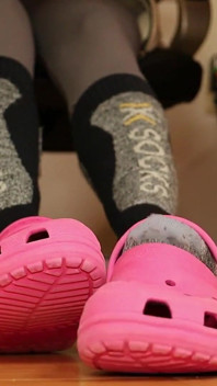 Gray Leggings, Pink clogs, ski moze aur desk ke niche nange pair