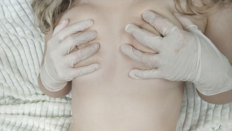 Cherryonthecake231: लेटेक्स दस्ताने में बड़े निपल्स के साथ खेलना