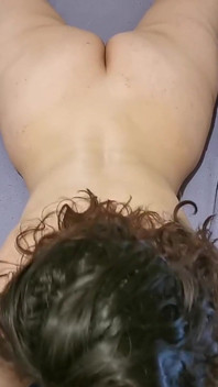 Giocano con tutti i buchi di questa moglie troia parte 1