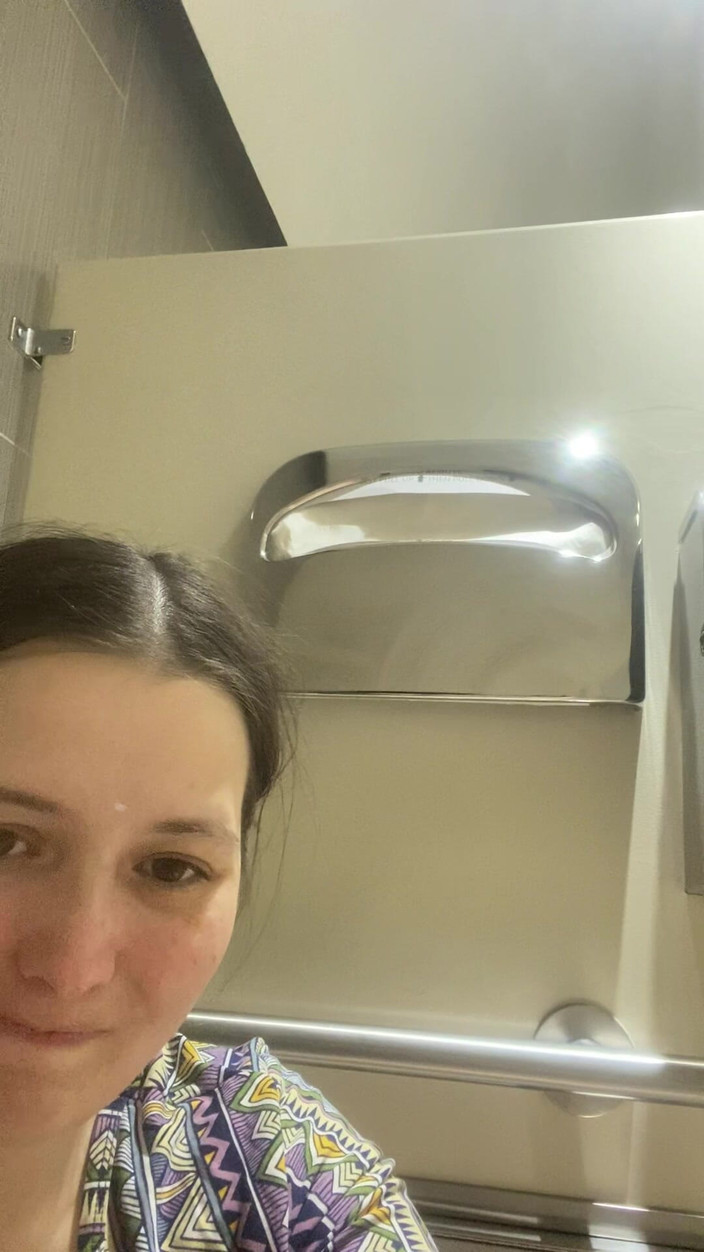 MissChrystalline: Orgasm i badrumsbåset