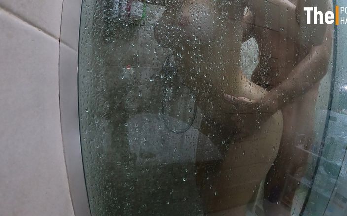 ThePornHawk: Il mio patrigno mi ha scopato la doccia