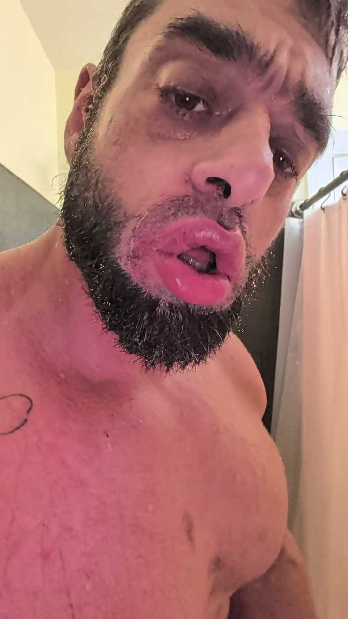 Bruiserwood: Môi được bơm và tự bú