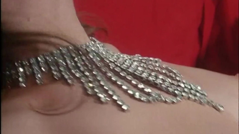 Inthe MILF room: Anii '90 tot ce e mai mult: lesbiene, orgii, interrasiale și multe...