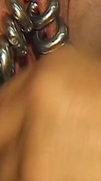 Matură sexy roșcată își arată piercing-urile extreme
