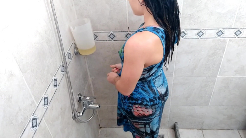 April BigAss: Baño de orina, padrastro llena los 5 litros. Lo llenamos juntos!!!