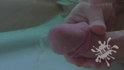 Cum Juggler: C.U.M.S - Gros plan et ralenti - éjaculation en solo n° 37