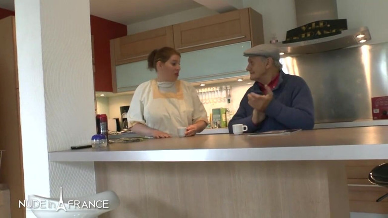 Nude in France: Francuska pokojówka zostaje wciśnięta przez obserwatora i przyjaciela