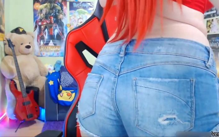 Veronikavonk: Tetona gamer adolescente en lencería roja mostrando tetas y