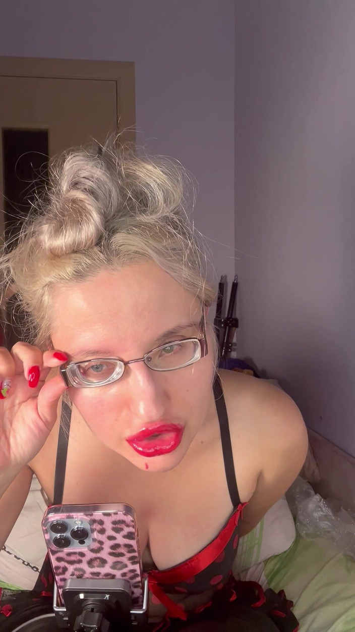 FinDom Goaldigger: Živá kamera se silnou bohyní v tlustých brýlích - sání velkých...