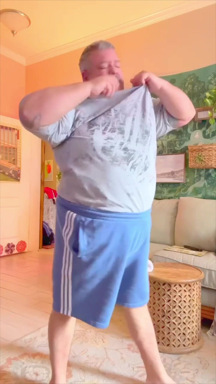 Hand-Free-Daddy-Chub: Erotický nahý tlustý muž břišní medvěd tančí