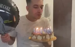 Ragazzo di compleanno! Un'altra avventura mi aspetta. Accolga Celebrando il mio compleanno con pompino e splendore. Grazie così Mu